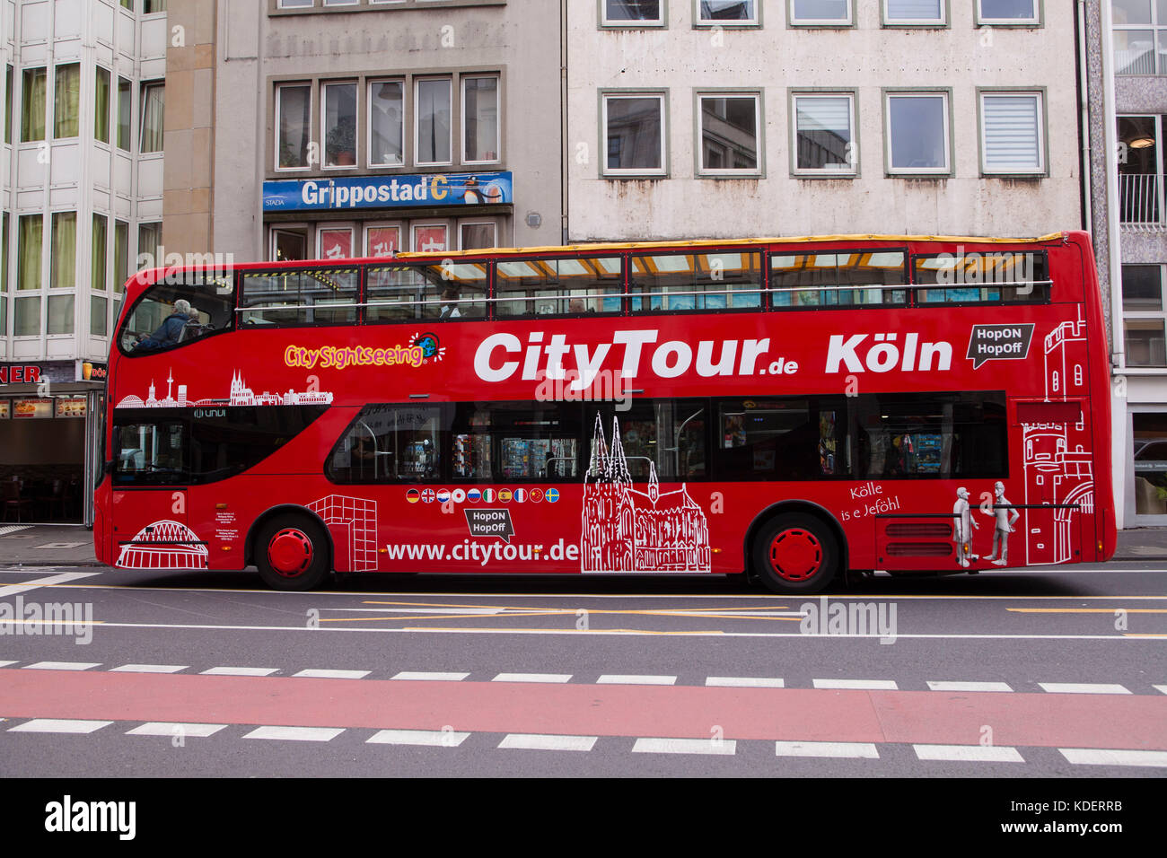 Europe, Allemagne, Cologne, touristes faisant une visite touristique dans un bus à impériale. Europa, Deutschland, Koeln, Touristen machen in einem Doppelsto Banque D'Images