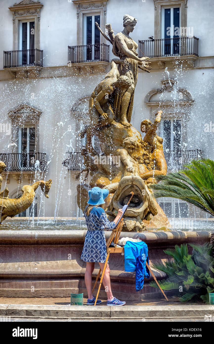 La Fontaine de Diane dans la Piazza Archimede, Ortigia, Syracuse, Sicile, Italie Banque D'Images