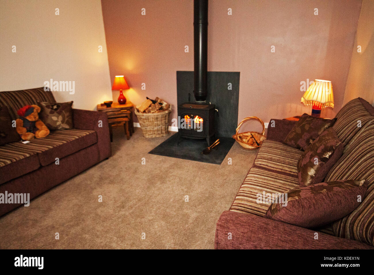 Un poêle à bois prend une place de choix dans notre confortable retraite Banque D'Images