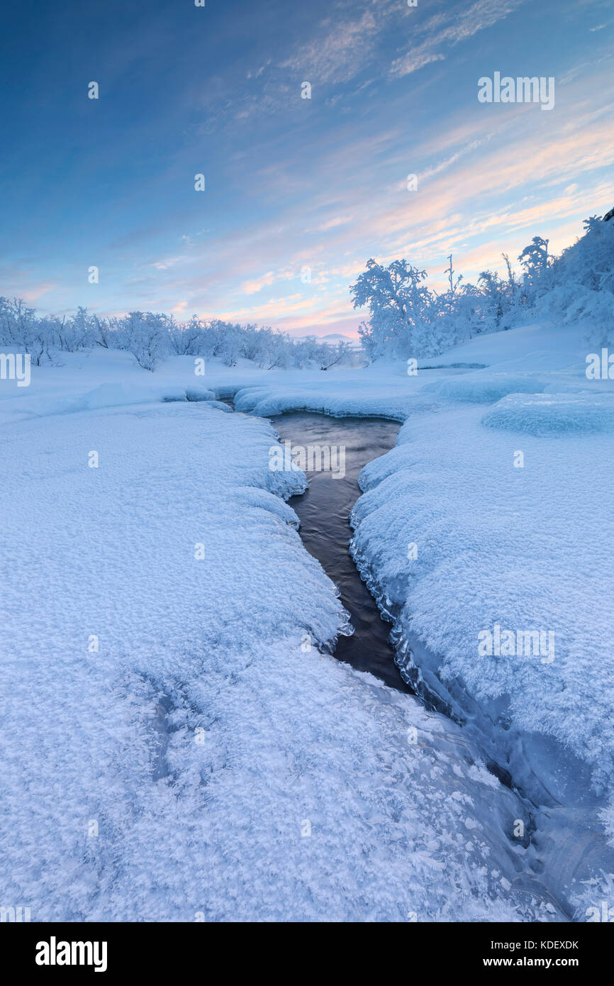 Lever du soleil sur la rivière gelée, abisko, municipalité du comté de Norrbotten, Kiruna, Lapland, Sweden Banque D'Images