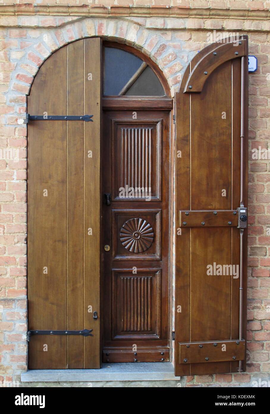 La porte de bois massif Photo Stock - Alamy