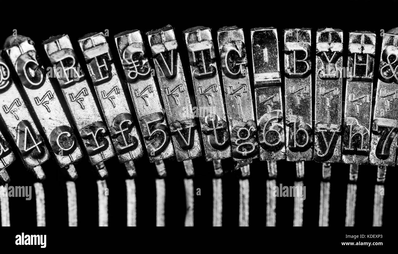 Machine à écrire à l'ancienne sur fond noir Banque D'Images