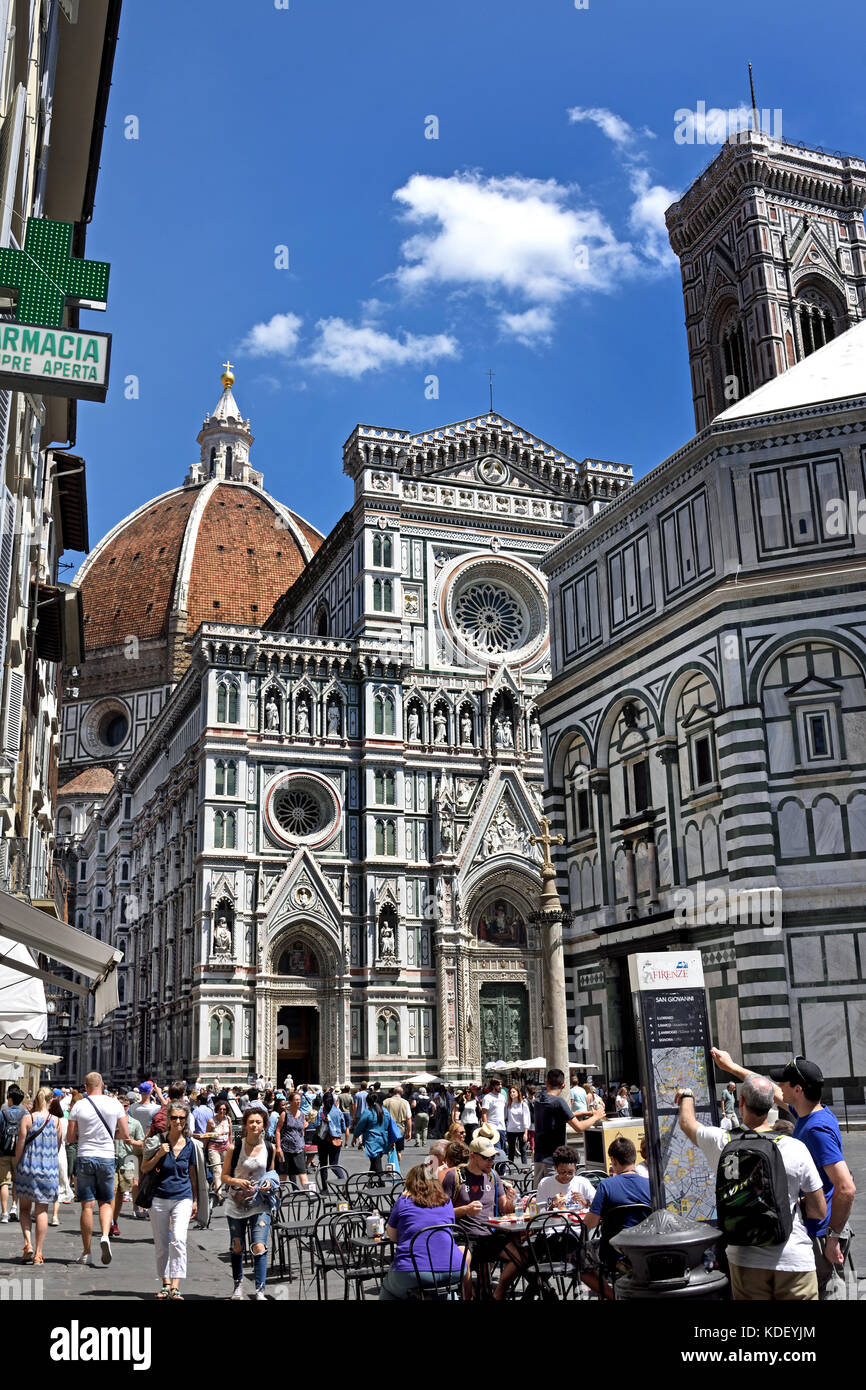 La Cattedrale di Santa Maria del Fiore - Cathédrale de Sainte Marie de la fleur 336 Florence Italie Il Duomo di Firenze, comme c'est habituellement appelé, 1296 la conception gothique d'Arnolfo di Cambio en 1436 Filippo Brunelleschi. L'extérieur Filippo Brunelleschi dans différentes teintes, vert, rose, blanc, marbre, 19e siècle façade néo-gothique par Emilio De Fabris. Banque D'Images