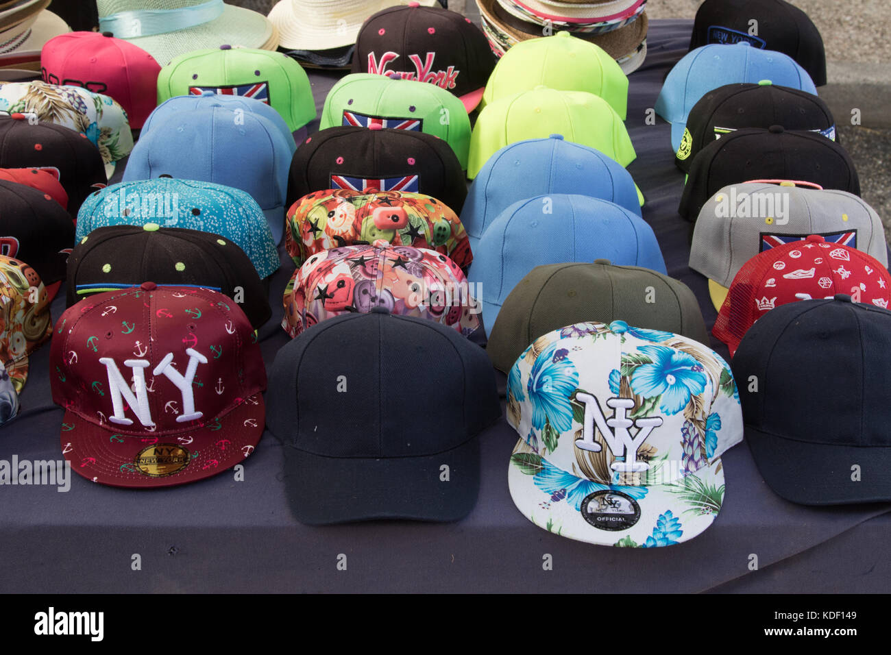 Les casquettes de base-ball dans le marché à Miramont France Photo Stock -  Alamy