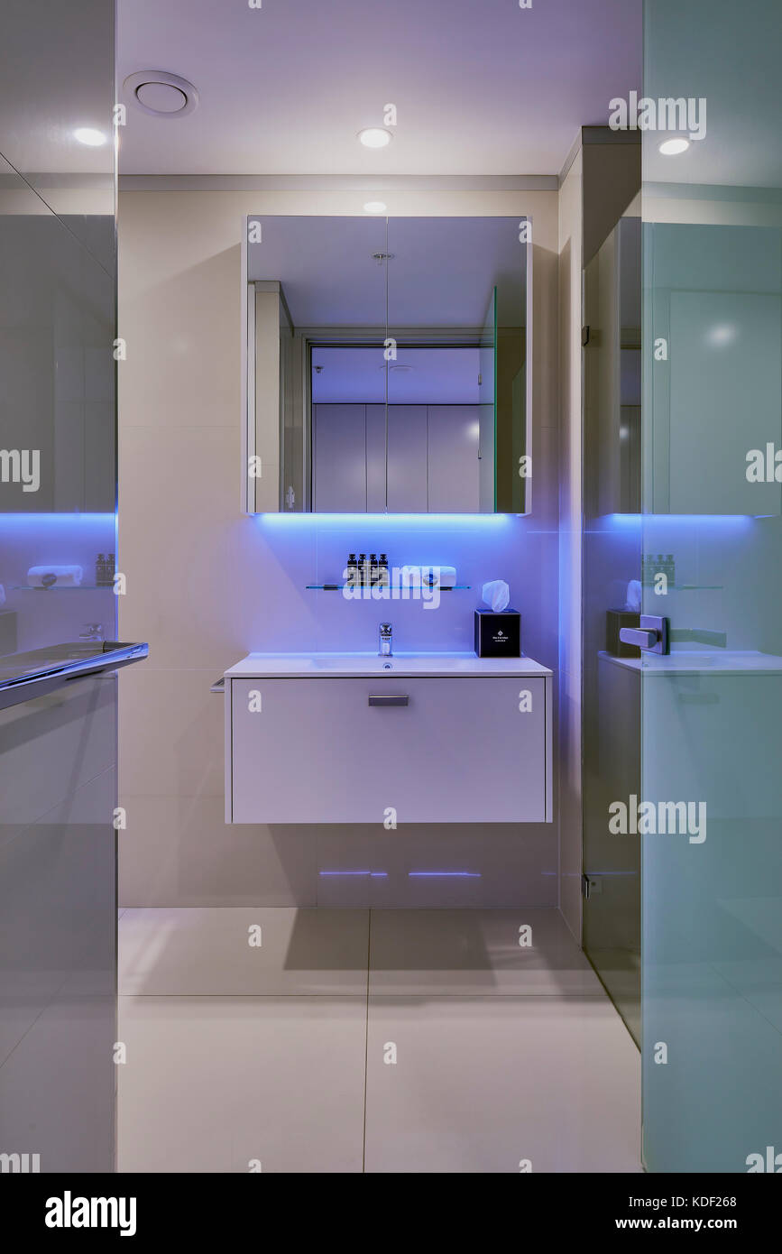 Salle de bains avec éclairage LED de couleur. Bonne vie Suites, Crows Nest, de l'Australie. Architecte : Nettleton tribu, 2017. Banque D'Images