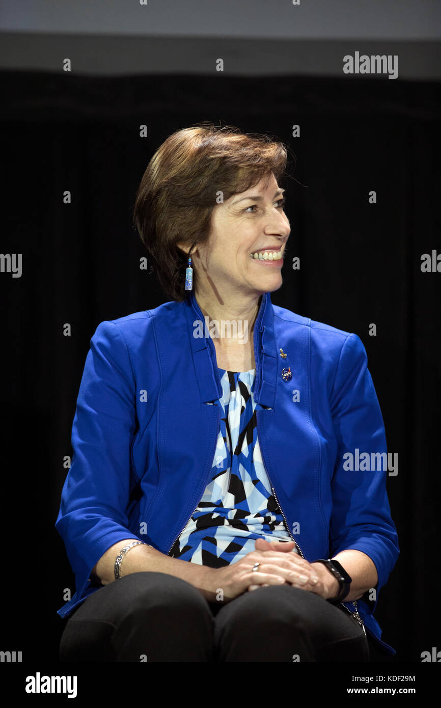 Ellen Ochoa, directrice du Centre spatial Johnson de la NASA et ancienne astronaute, assiste à sa cérémonie d'intronisation du U.S. Astronaut Hall of Fame au Kennedy Space Center Visitor Complex de la navette spatiale Atlantis Facility le 19 mai 2017 à Merritt Island, en Floride. (Photo de Kim Shiflett via Planetpix) Banque D'Images
