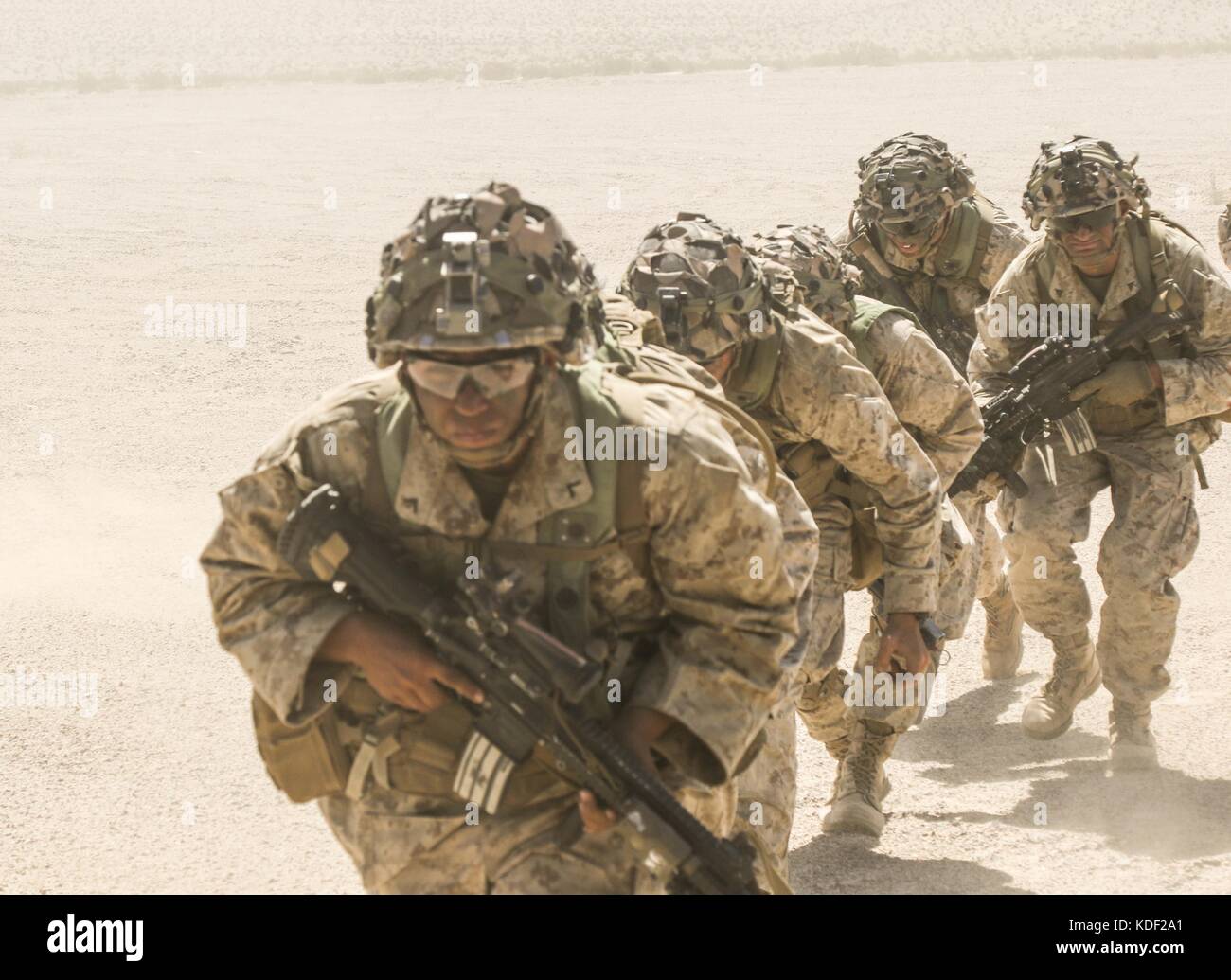 Des soldats américains exécuter lors d'un assaut à la foret fort irwin centre national de formation de passage alpin le 30 juin 2017 à Fort Irwin, en Californie. (Photo de David edge par planetpix) Banque D'Images