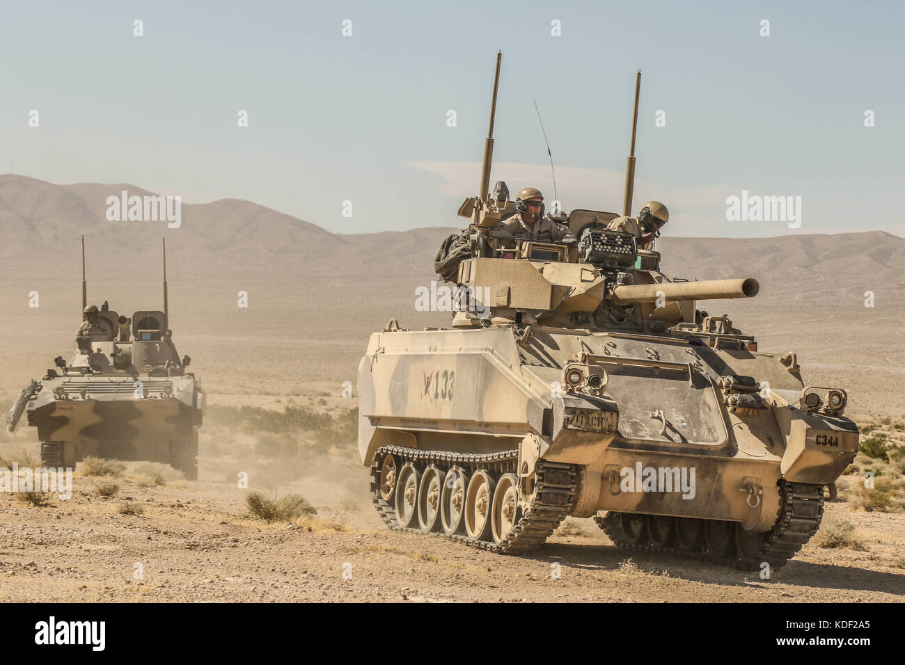 Les soldats américains de la force opposée de véhicules de remplacement conçus pour reproduire des véhicules blindés militaires russes au cours de la formation d'assaut près de la Foothills John Wayne au fort irwin centre national de formation le 1 juillet 2017 à Fort Irwin, en Californie. (Photo de David edge par planetpix) Banque D'Images