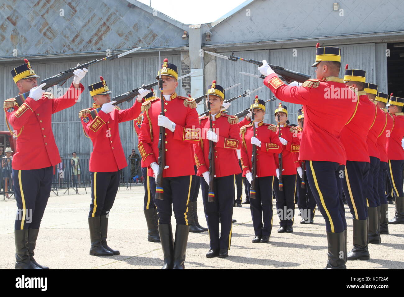L'équipe de forage de la Brigade de la Garde nationale roumaine effectue une routine de forage cérémonielle lors de la cérémonie des portes ouvertes à l'aéroport d'Otopeni le 1er juillet 2017 à Bucarest, Roumanie. (Photo de Nicholas Vidro via Planetpix) Banque D'Images