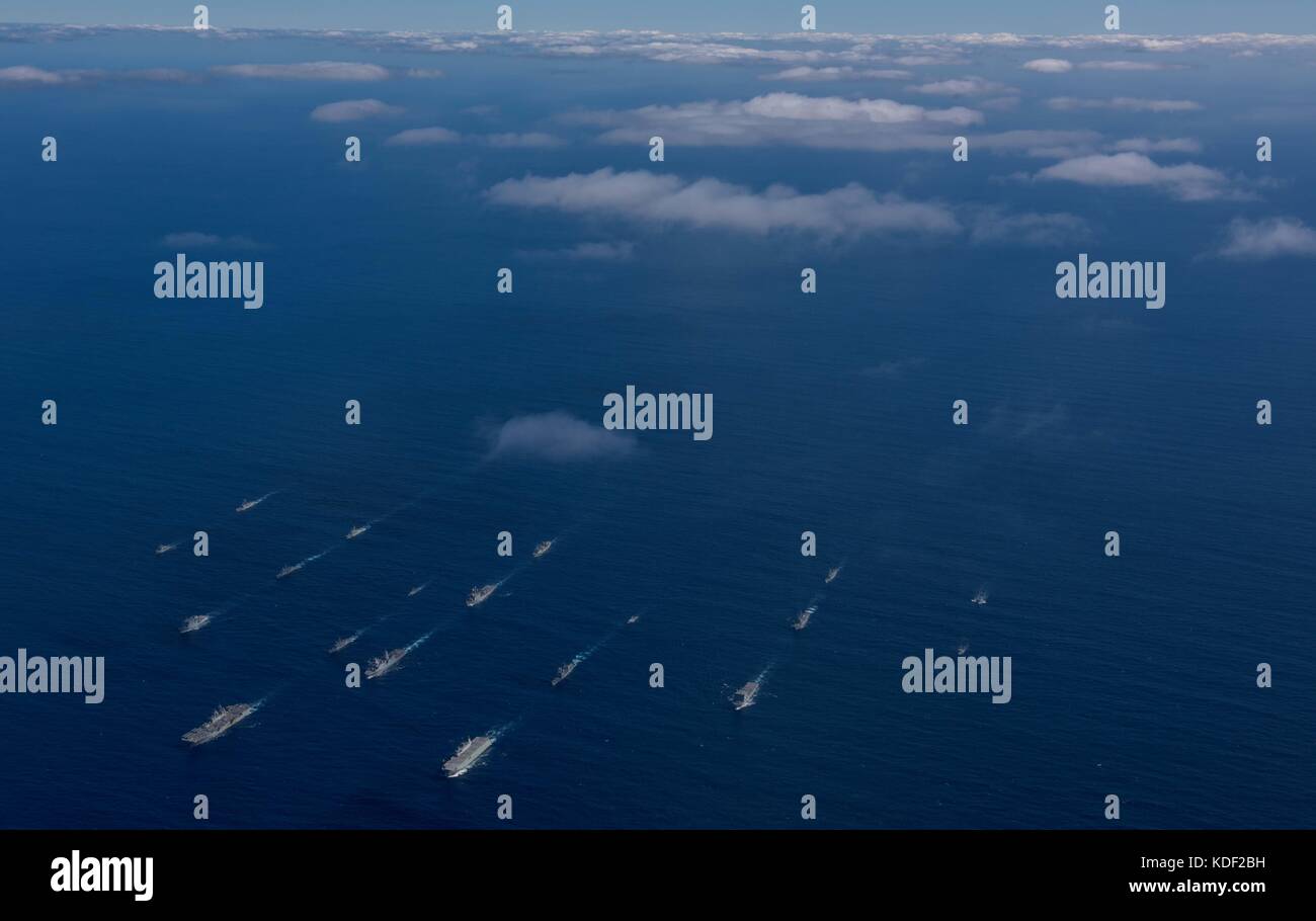 Les navires de la Royal Navy australienne et américaine sont en formation lors de l'exercice Talisman Saber le 22 juillet 2017 dans la mer de Corail. (Photo de Kenneth Abbate via Planetpix) Banque D'Images