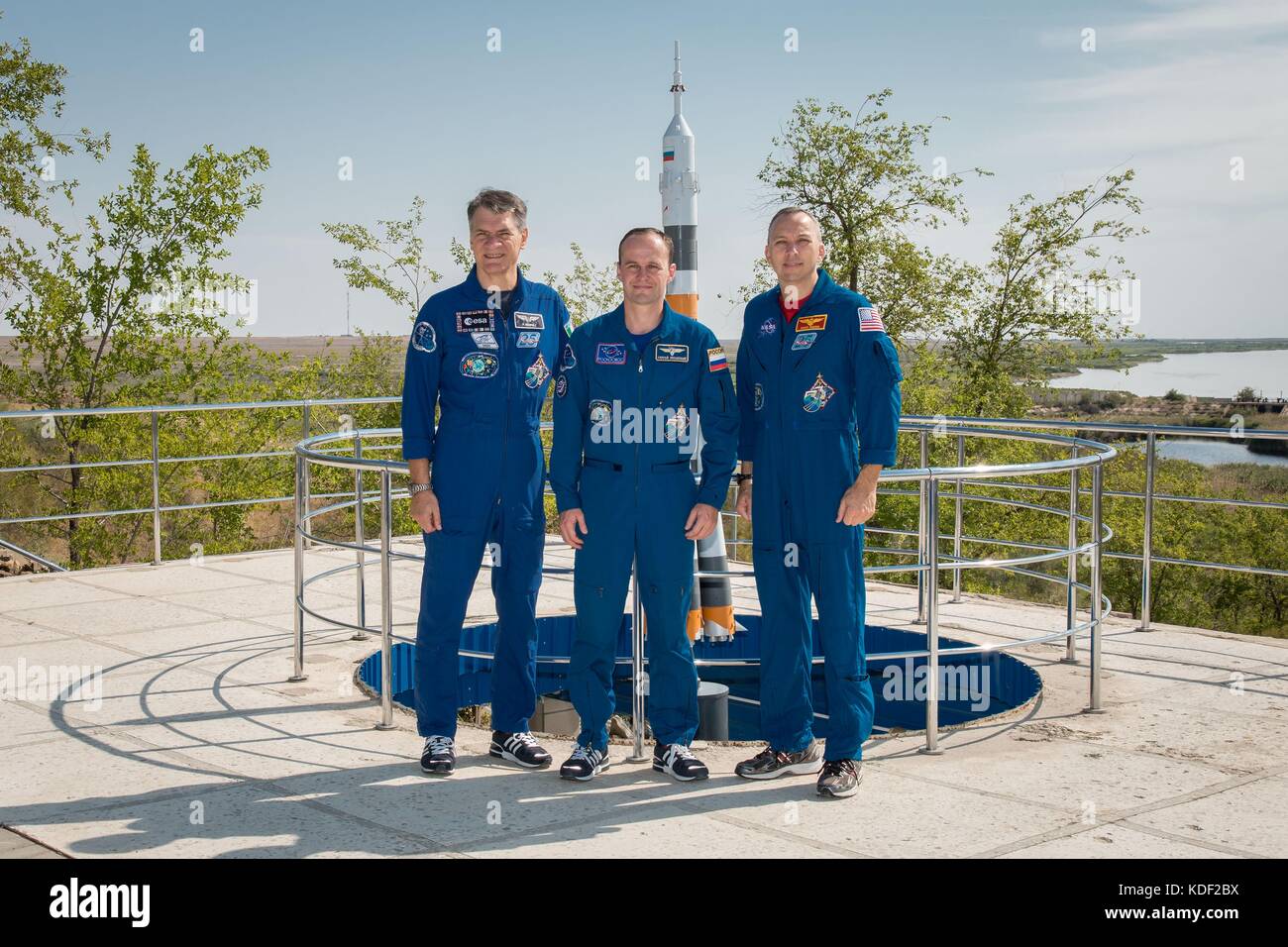 La station spatiale internationale de la nasa 52 ms-05 expédition soyouz premier équipage (l-r) L'Italien Paolo Nespoli de l'Agence spatiale européenne, le cosmonaute russe Sergey ryazanskiy de Roskosmos et l'astronaute américain randy bresnik posent pour une photo de groupe lors de la formation pré-lancement à l'hôtel cosmonaute le 22 juillet 2017 à Baïkonour, au Kazakhstan. (Photo par Victor zelentsov par planetpix) Banque D'Images