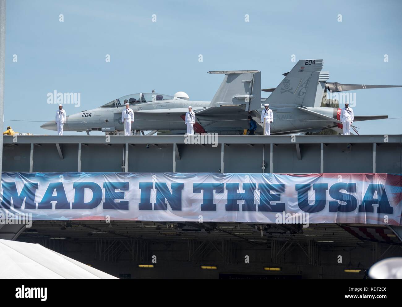 Les marins américains homme les rails de la marine américaine gerald r ford-classe. porte-avions USS Gerald R. Ford. Au cours de sa cérémonie de mise en service à la base navale de Norfolk le 22 juillet 2017 à Norfolk, en Virginie. (Photo de Julio Martinez Martinez par planetpix) Banque D'Images