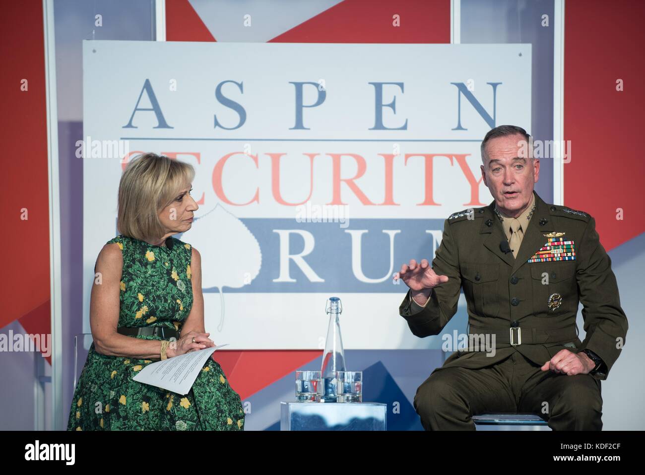 Nbc news correspondant en chef des affaires étrangères andrea mitchell interviews chefs d'état-major des Etats-Unis le président joseph dunford pendant l'aspen security forum à l'aspen Meadows Resort le 22 juillet 2017 à Aspen, Colorado. (Photo de James k. mccann par planetpix) Banque D'Images