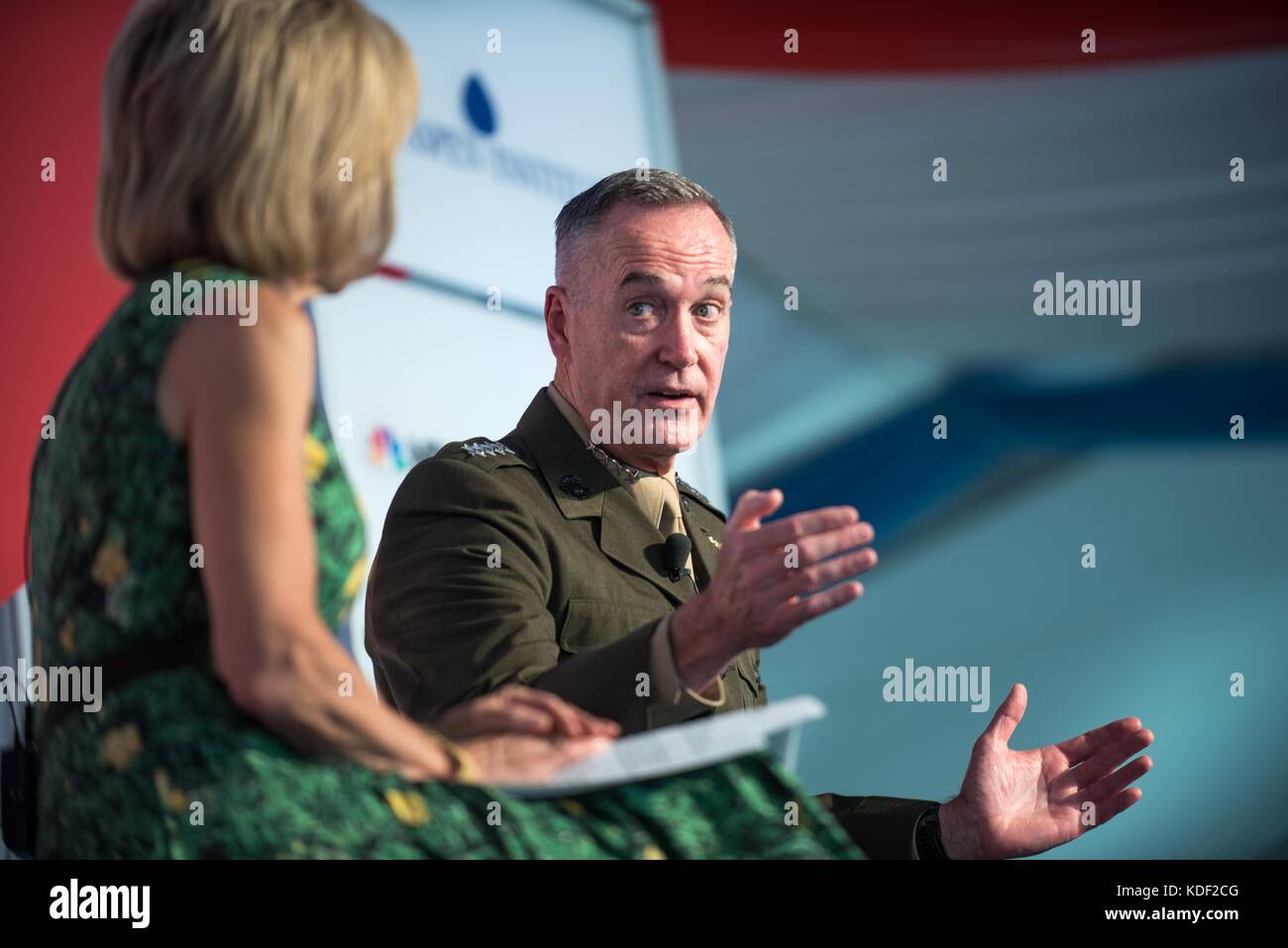 Nbc news correspondant en chef des affaires étrangères andrea mitchell interviews chefs d'état-major des Etats-Unis le président joseph dunford pendant l'aspen security forum à l'aspen Meadows Resort le 22 juillet 2017 à Aspen, Colorado. (Photo de James k. mccann par planetpix) Banque D'Images