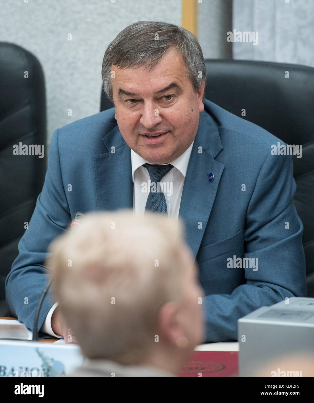 Roscosmos administrateur général Alexander Ivanov parle au cours de la réunion de la commission de l'état d'approuver l'expédition Soyouz 52 ms-05 Lancement de la station spatiale internationale de la nasa à l'hôtel cosmonaute le 27 juillet 2017 à Baïkonour, au Kazakhstan. (Photo par Joel kowsky via planetpix) Banque D'Images