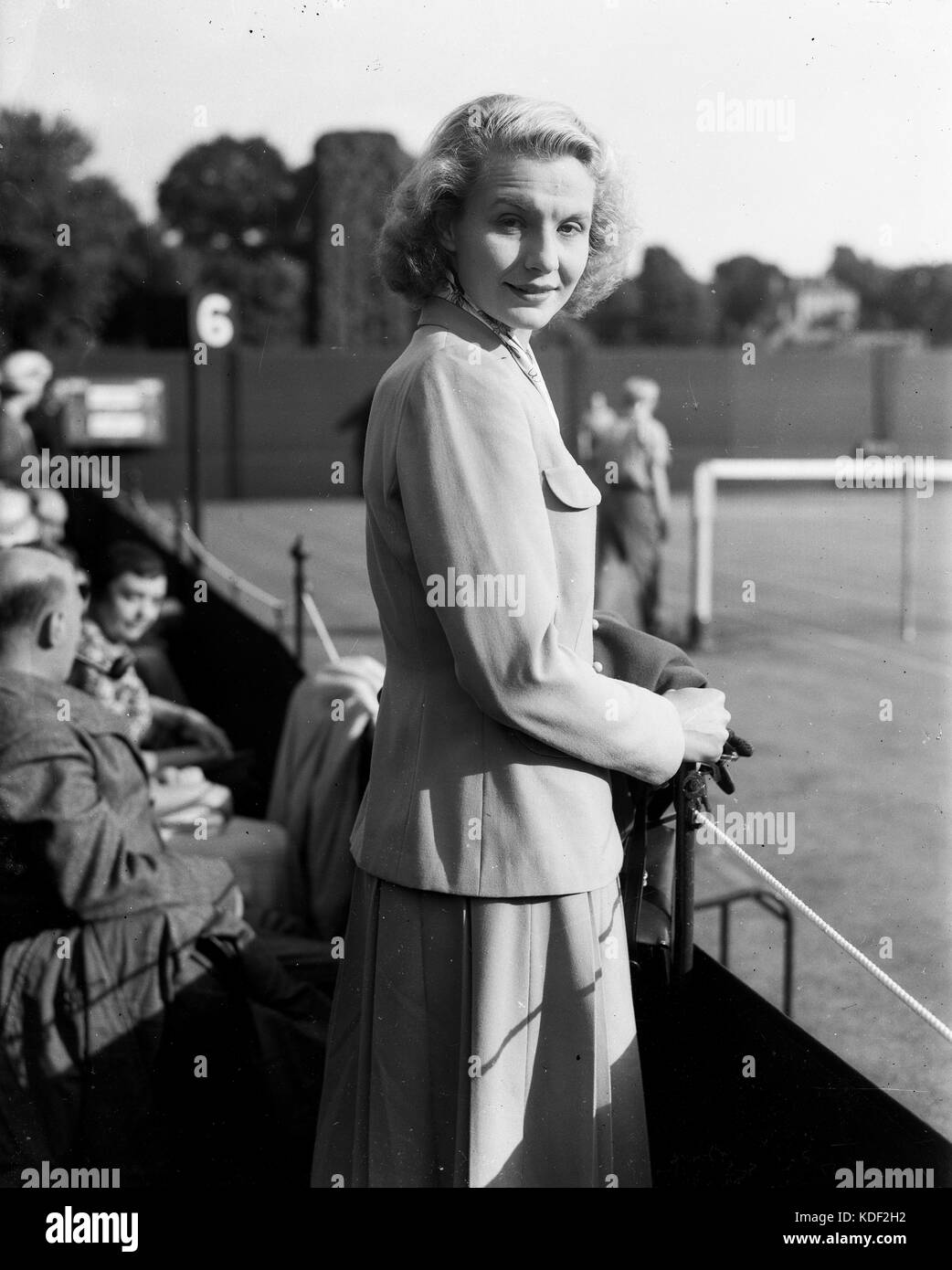 Mme Joy joueur de tennis à Wimbledon 1954 Mottram Banque D'Images