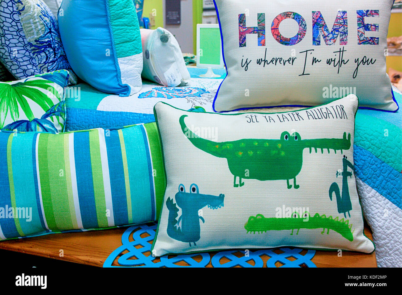 See ya Later Alligator Throw oreiller, un cadeau de décoration parfait en vente dans un magasin en Floride aux États-Unis Banque D'Images See ya Later Alligator Throw oreiller, un cadeau de décoration parfait en vente dans un magasin en Floride aux États-Unis Banque D'Images