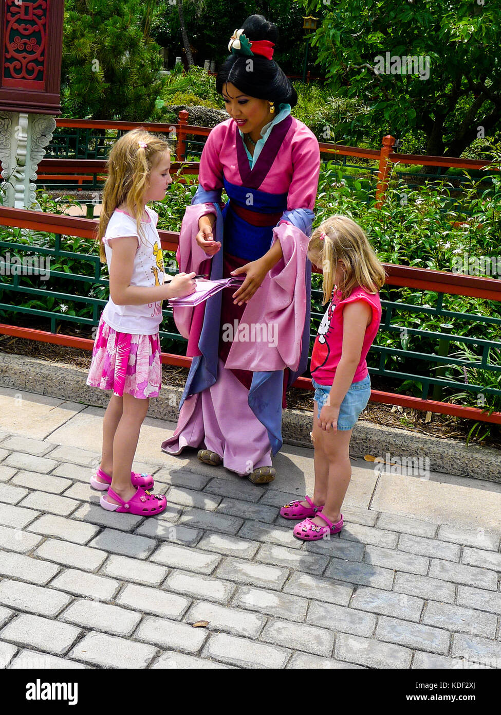 Réunion enfants Princess Mulan, Disney World, Floride, USA Banque D'Images