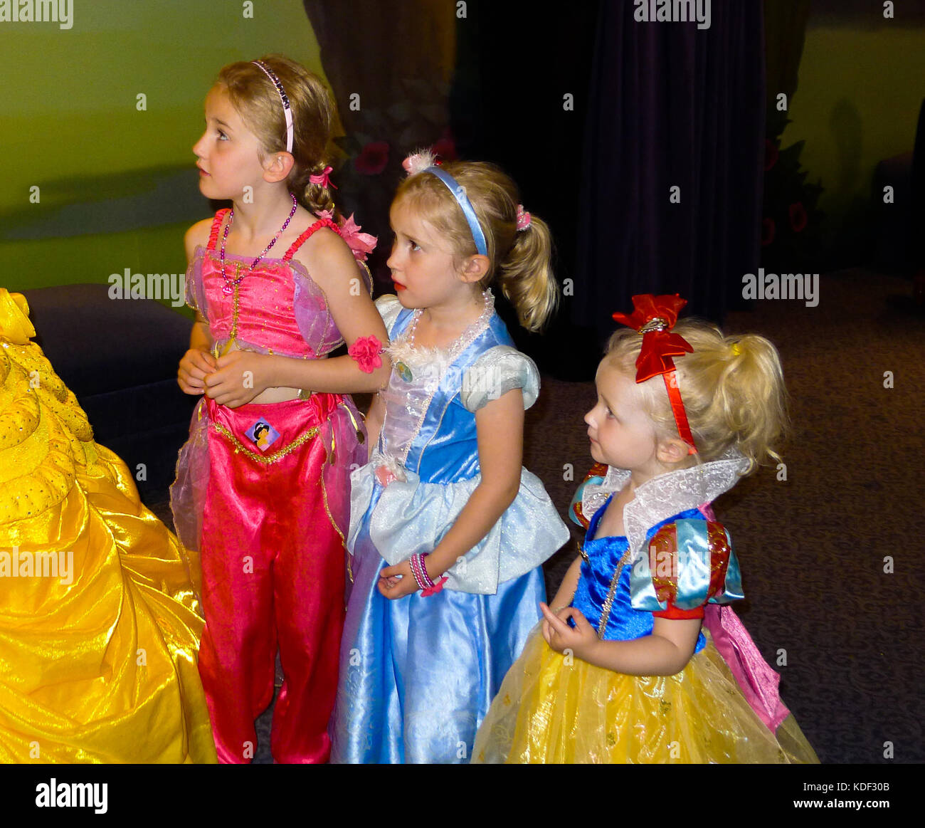 Petites filles, belle princesse réunion dans Magic Kingdom, Disney World, en Floride, USA, innocent concept, concept de la petite enfance Banque D'Images