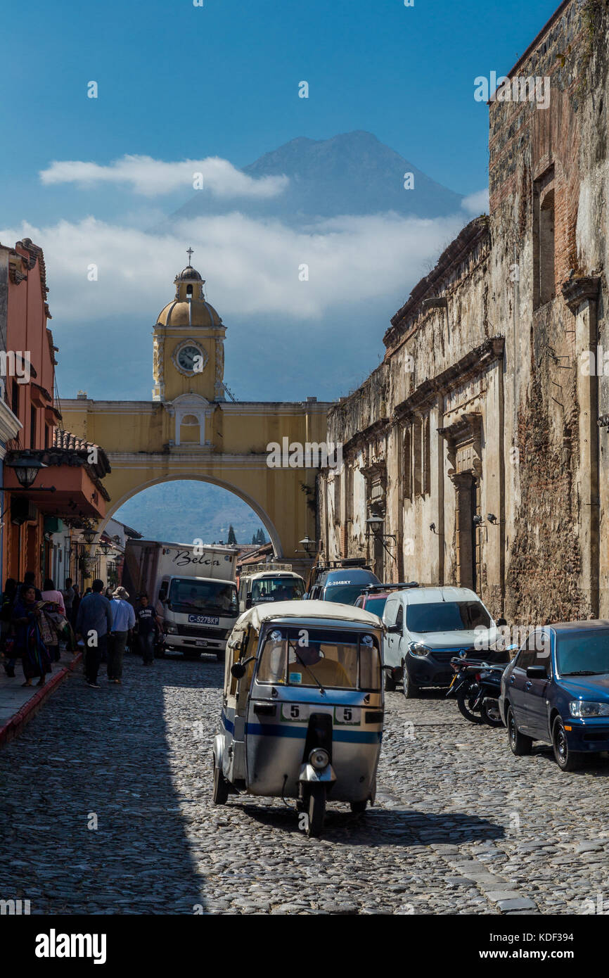 Volcan Agua Santa Catalina, Arch, Calle del Arco, Antigua, Guatemala Banque D'Images