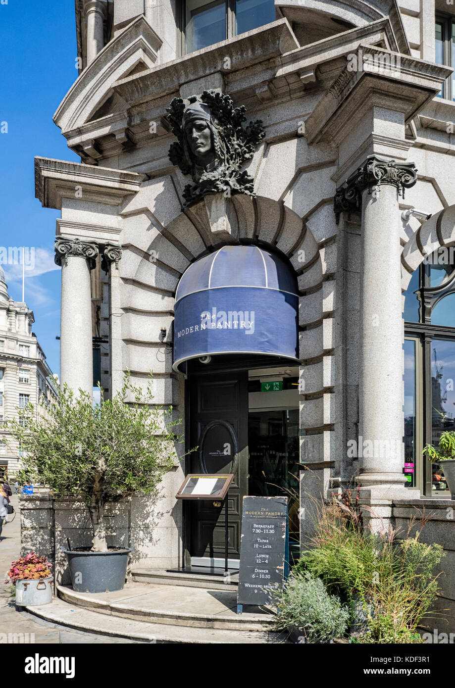 LONDRES, Royaume-Uni - 25 AOÛT 2017 : entrée au restaurant Pantry moderne de City Road Banque D'Images