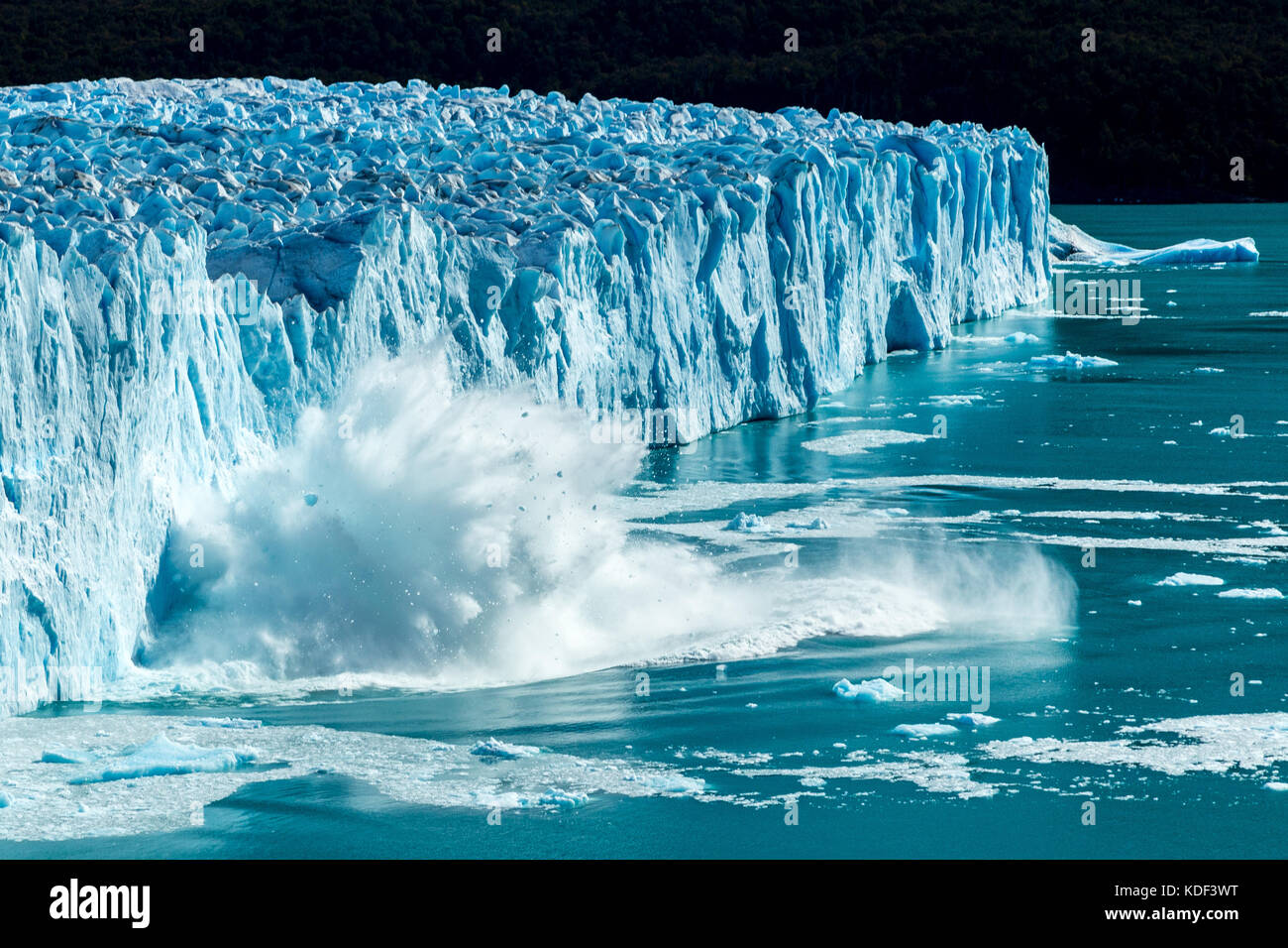 Vêlage de glace au glacier Perito Moreno Banque D'Images