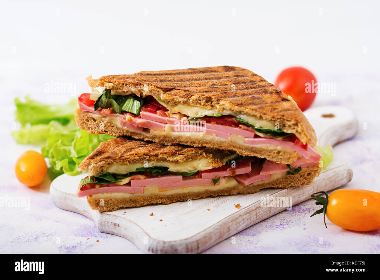 Club sandwich panini au jambon, tomates, fromage et laitue Banque D'Images