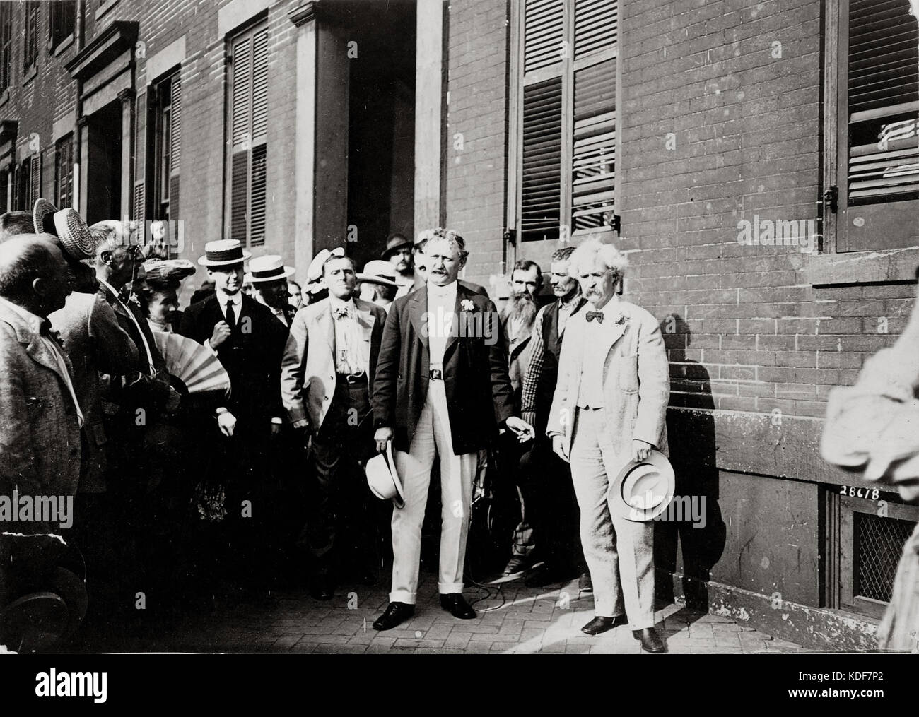 Un moment historique capturé avec *Mark Twain (Samuel Clemens)* et *David R. Francis* dévoilant une tablette à l’inauguration de *Eugene Field House*. Banque D'Images