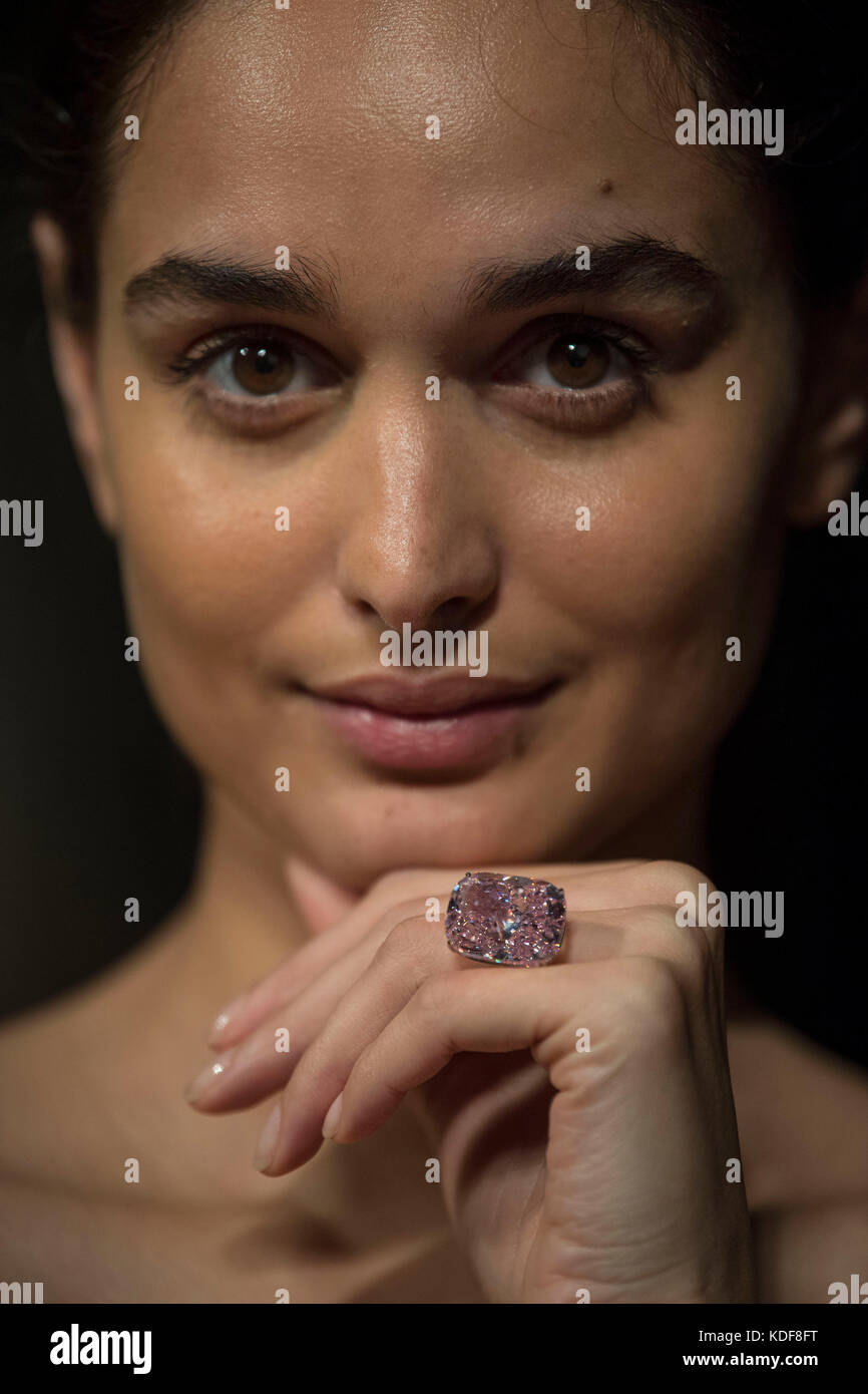 Un modèle porte le « Raj Pink », le plus grand « diamant rose intense fantaisie » au monde avant d'être offert aux enchères, estimé à 20-30 millions de dollars dans la vente de joyaux magnifiques et nobles de Sotheby à Genève le 15 novembre 2017. Banque D'Images