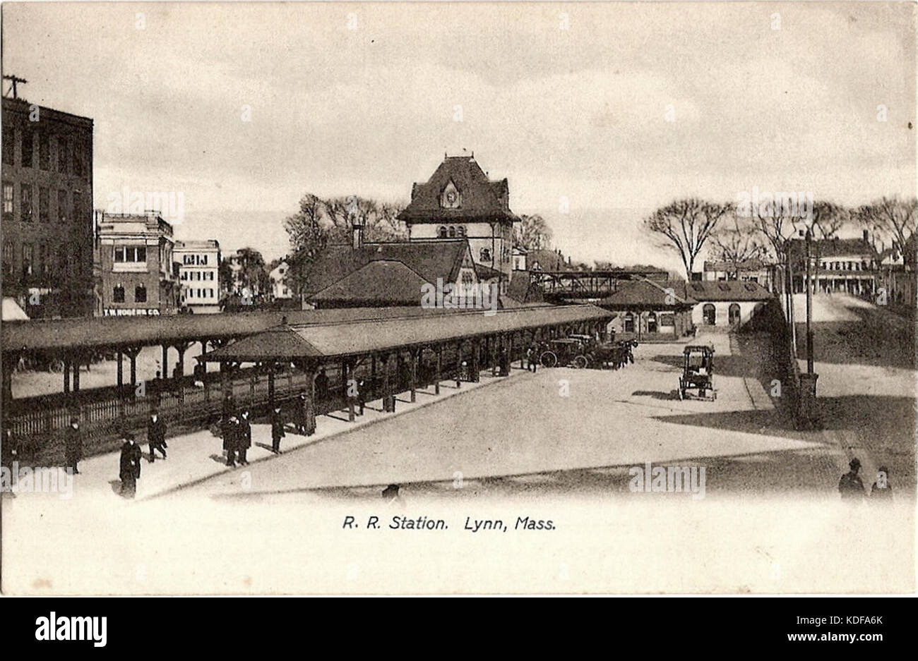 Cette carte postale en noir et blanc présente la gare Lynn, qui offre une vue historique de l'infrastructure de transport. Il capture l'architecture et le design typiques des gares du début du XXe siècle. Banque D'Images
