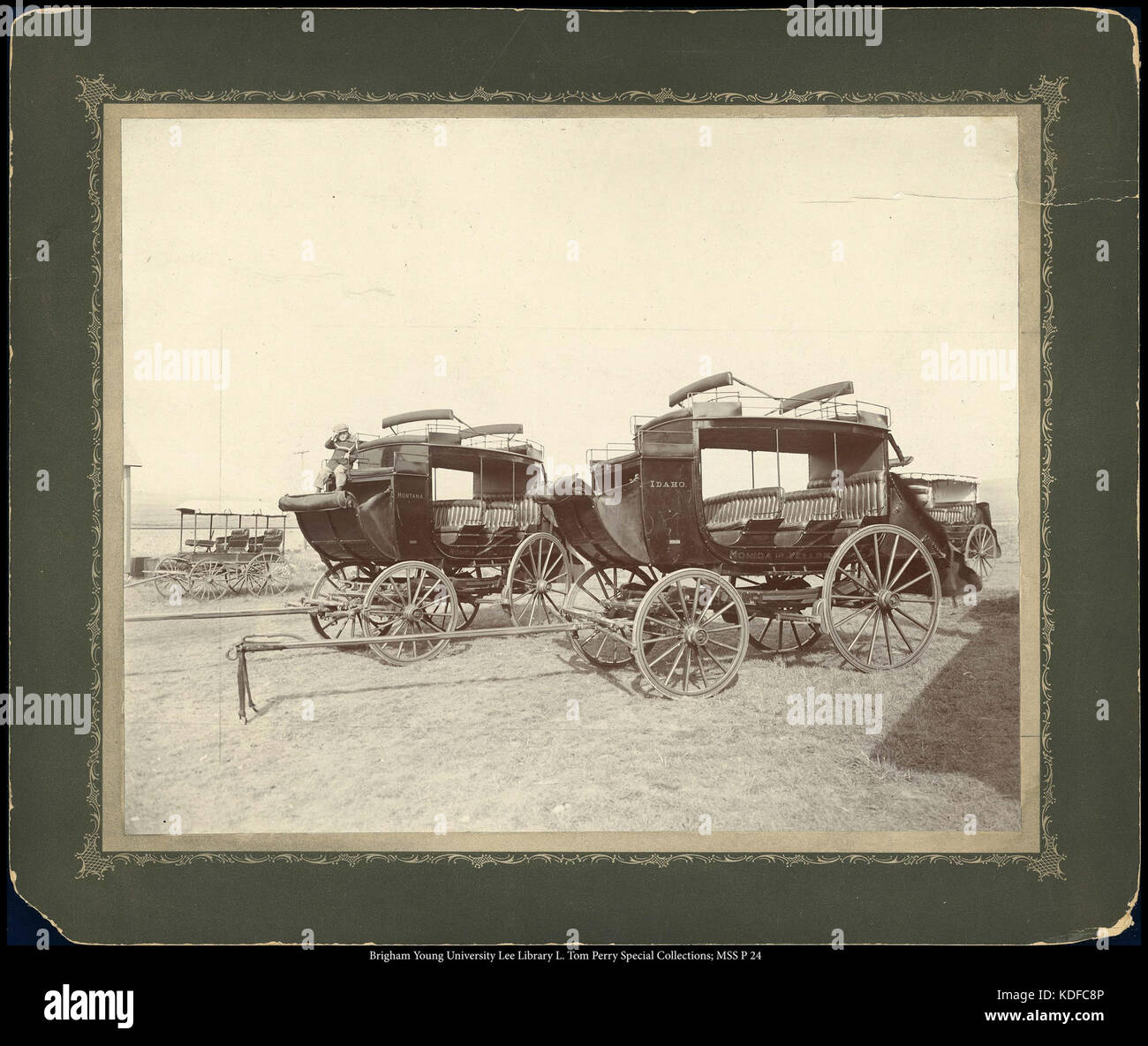 Les anciens entraîneurs de scène sont représentés dans cette image historique, montrant la conception et la structure des transports du début du XIXe siècle, soulignant le rôle joué par ces entraîneurs dans les voyages longue distance. Banque D'Images