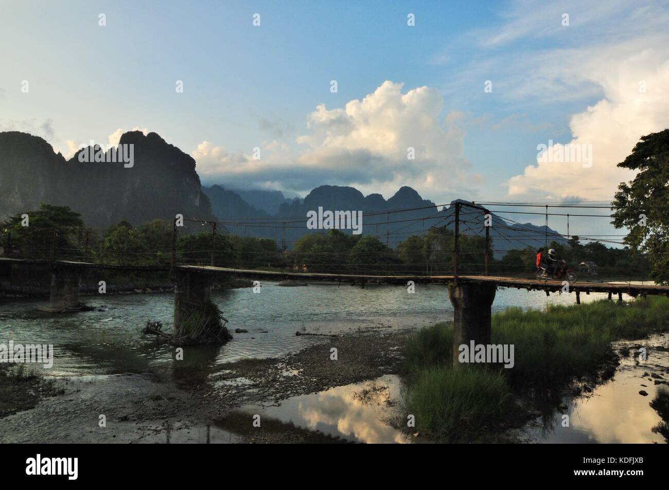 Les karsts calcaire et un pont sur la rivière à luanprabang laos Banque D'Images