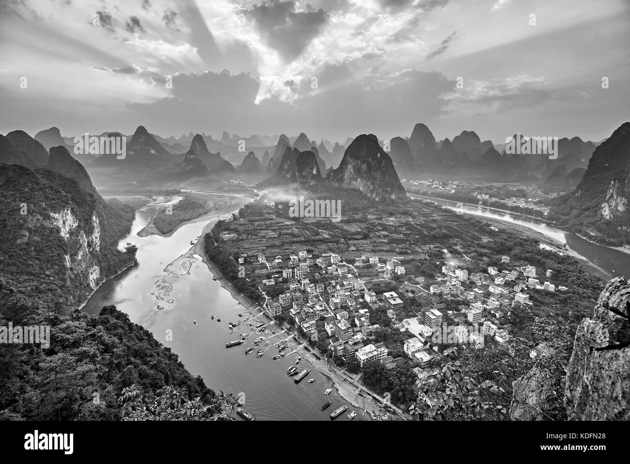 Photo noir et blanc de la rivière li au coucher du soleil vu de lao shan zhai, xingping, Chine. Banque D'Images