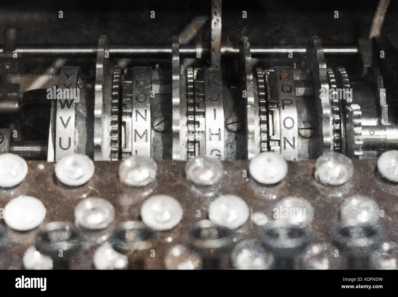 L'intérieur d'un ancien sous-marin - espace limité et beaucoup d'équipement - messagerie code Banque D'Images