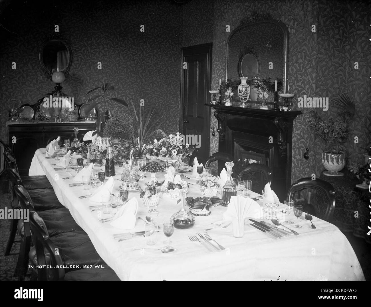 Les natures mortes un bol de cerises (ou les raisins) ! (6581076011) Banque D'Images