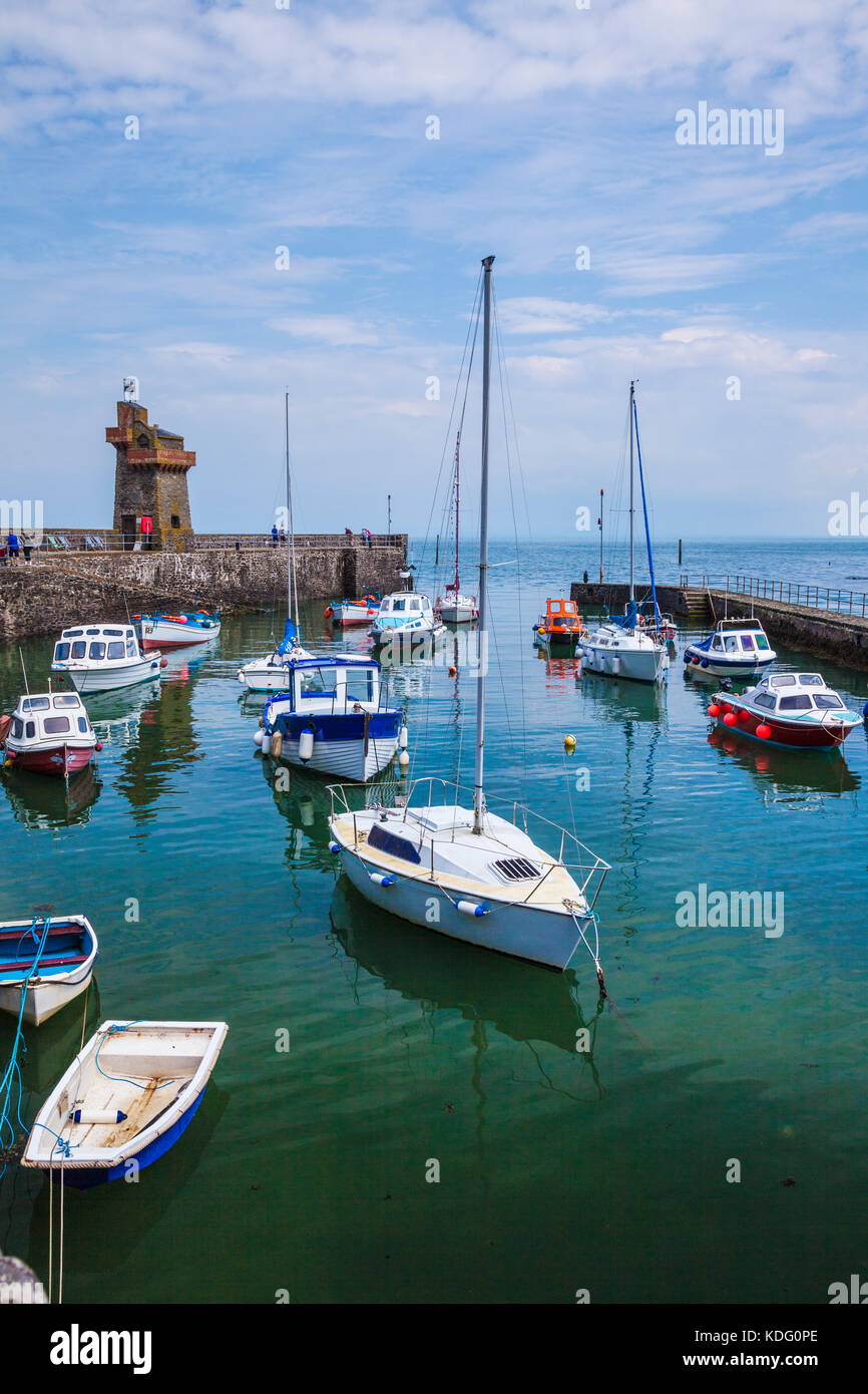 Bateaux amarrés dans le port de Lynmouth Devon. Banque D'Images