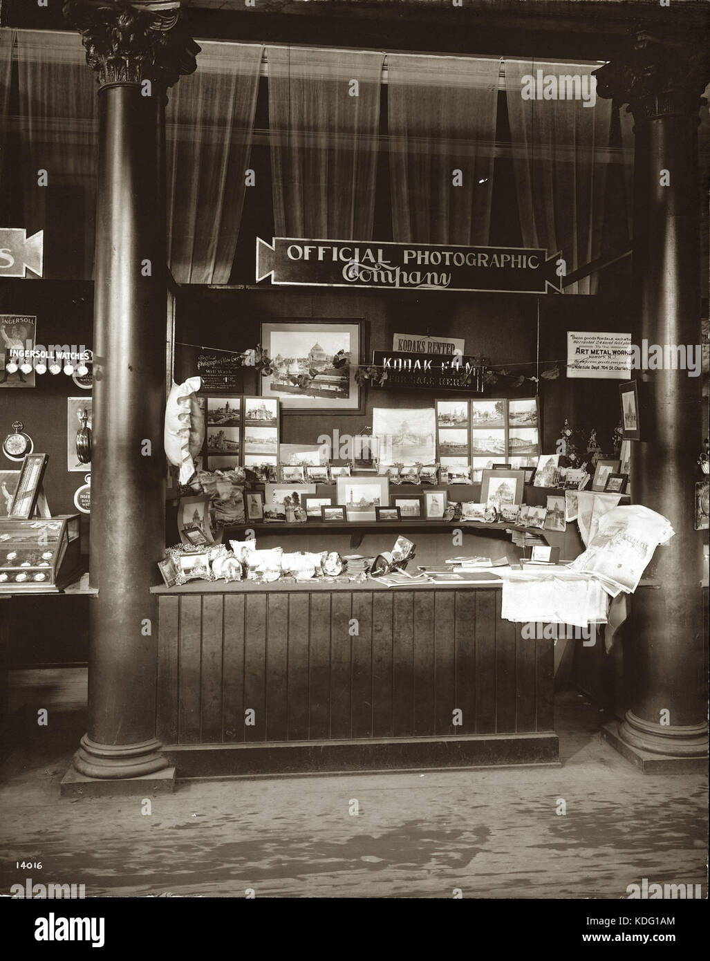 Exposition de l'entreprise photographique officiel dans le palais de diverses industries à la foire mondiale de 1904. Ingersoll Watch display partiellement visible Banque D'Images