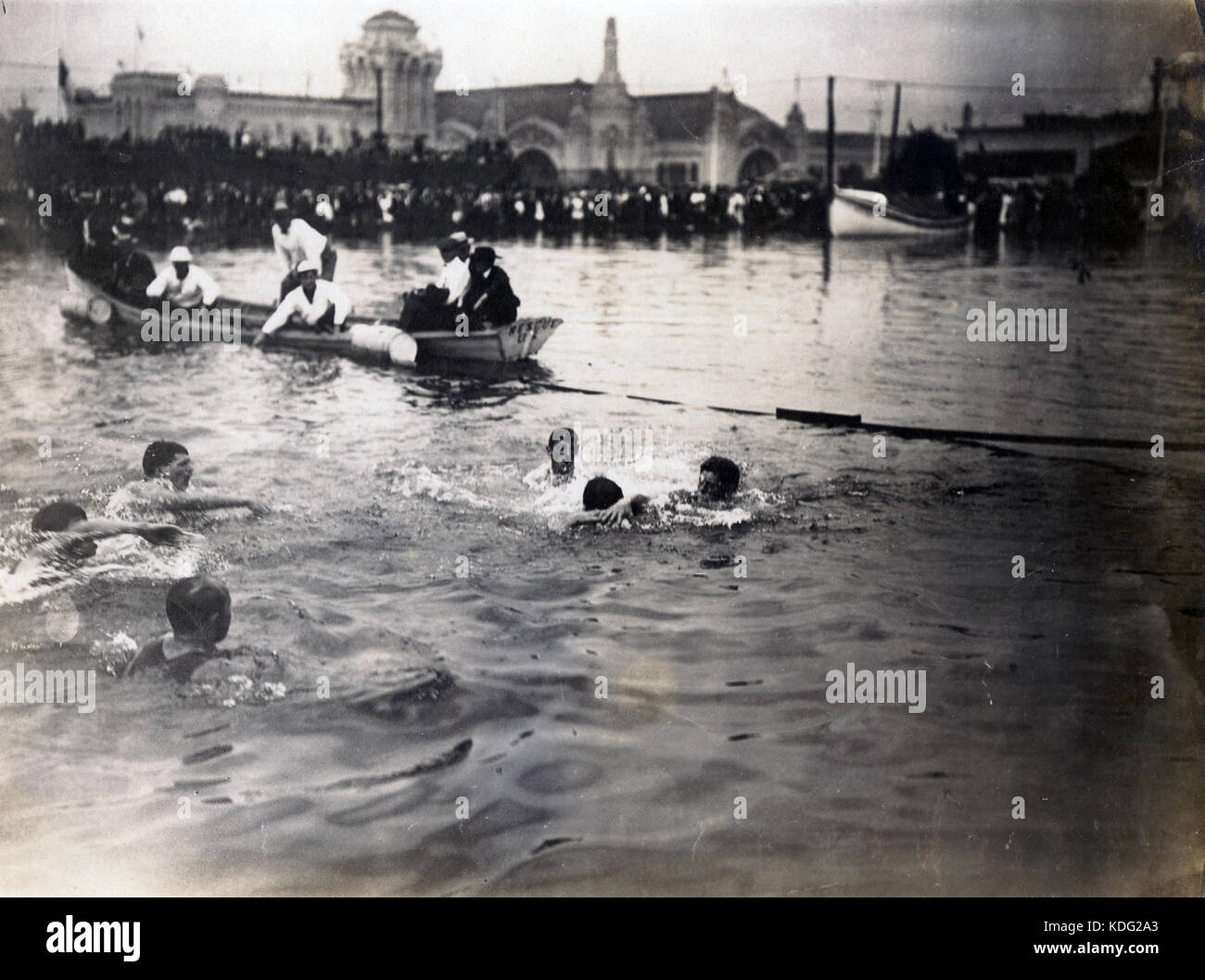 Match de water-polo entre le Missouri Athletic Club et le New York Athletic Club, organisé pendant les Jeux olympiques de 1904. Cet événement faisait partie de l'histoire des Jeux Olympiques et est remarquable pour l'inclusion du water-polo comme sport olympique. Banque D'Images