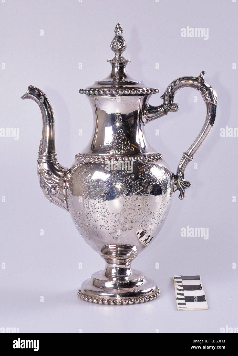 Ce serveur de café argenté a été présenté comme un trophée de tir, probablement décerné en reconnaissance de l'habileté dans les compétitions de tir. Il reflète la tradition de décerner des trophées élaborés pour l'excellence dans les sports de compétition. Banque D'Images