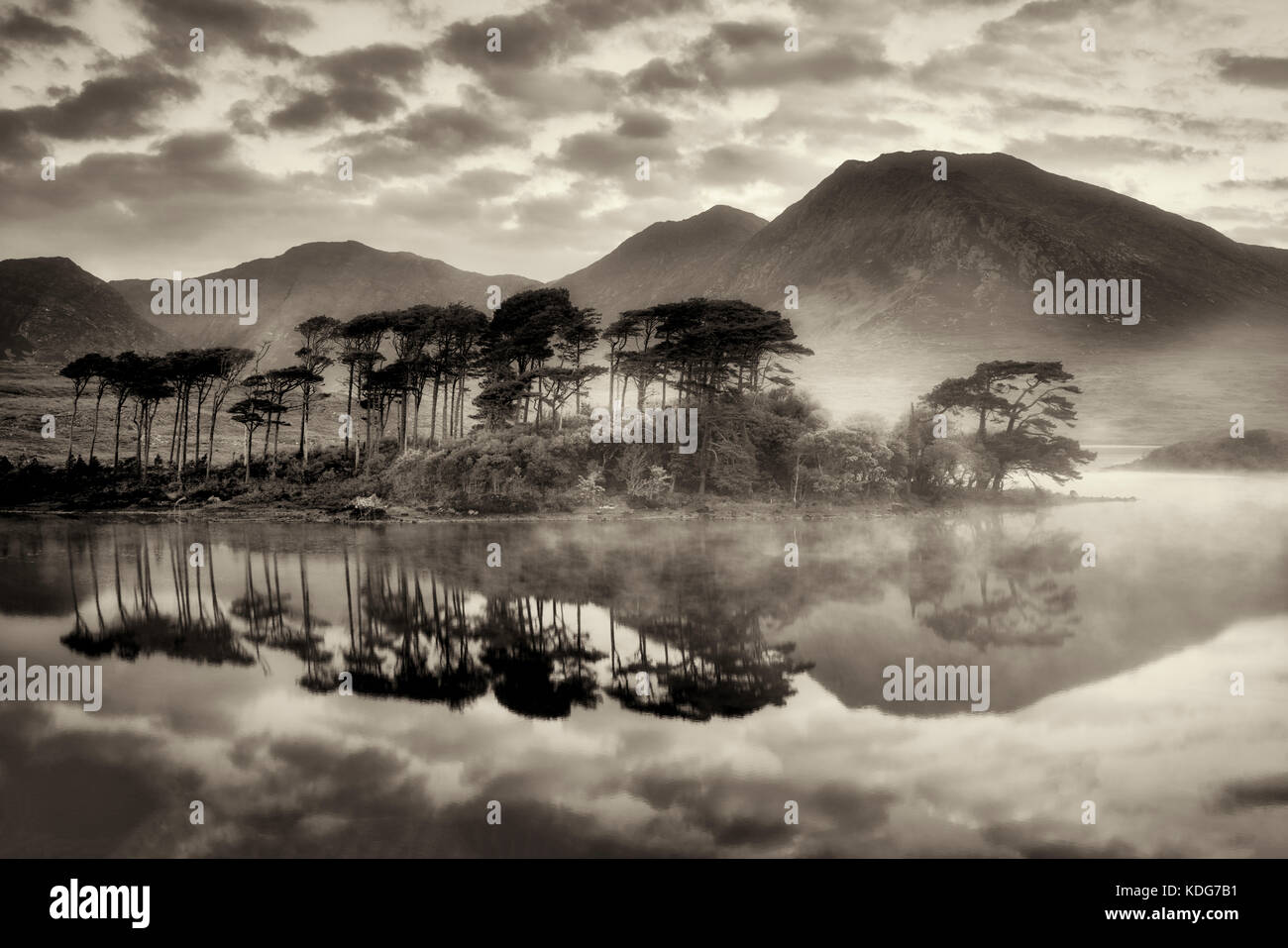 Lever du soleil sur le lac Loch/derryclare avec certains des 12 montagnes ben. Le comté de Galway, le Connemara, Irlande Banque D'Images