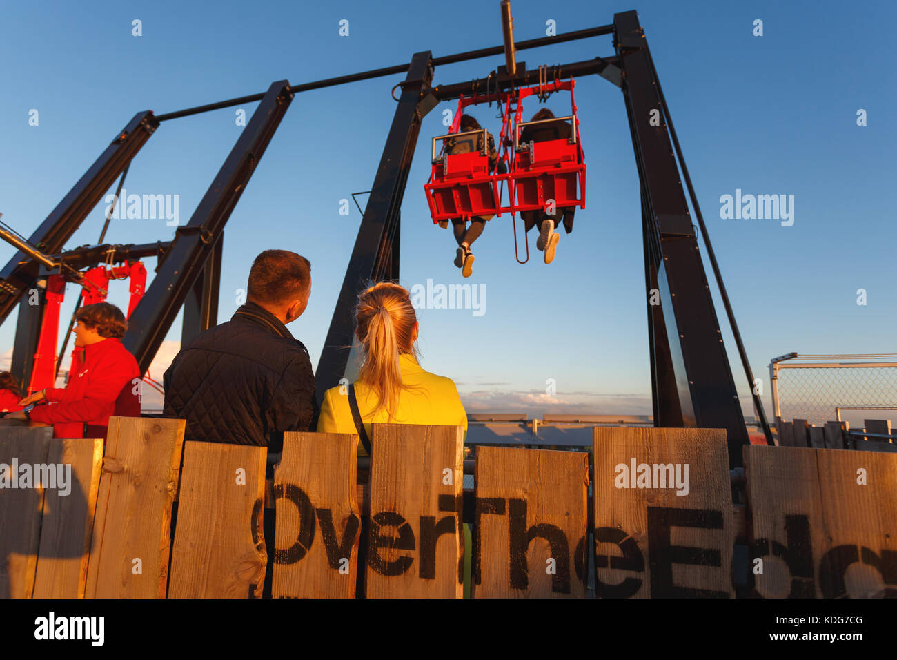 Amsterdam, Pays-Bas - 22 septembre 2017 : jeune couple est à attendre leur tour à l'attraction swing sur le toit de la tour a'dam au coucher du soleil Banque D'Images