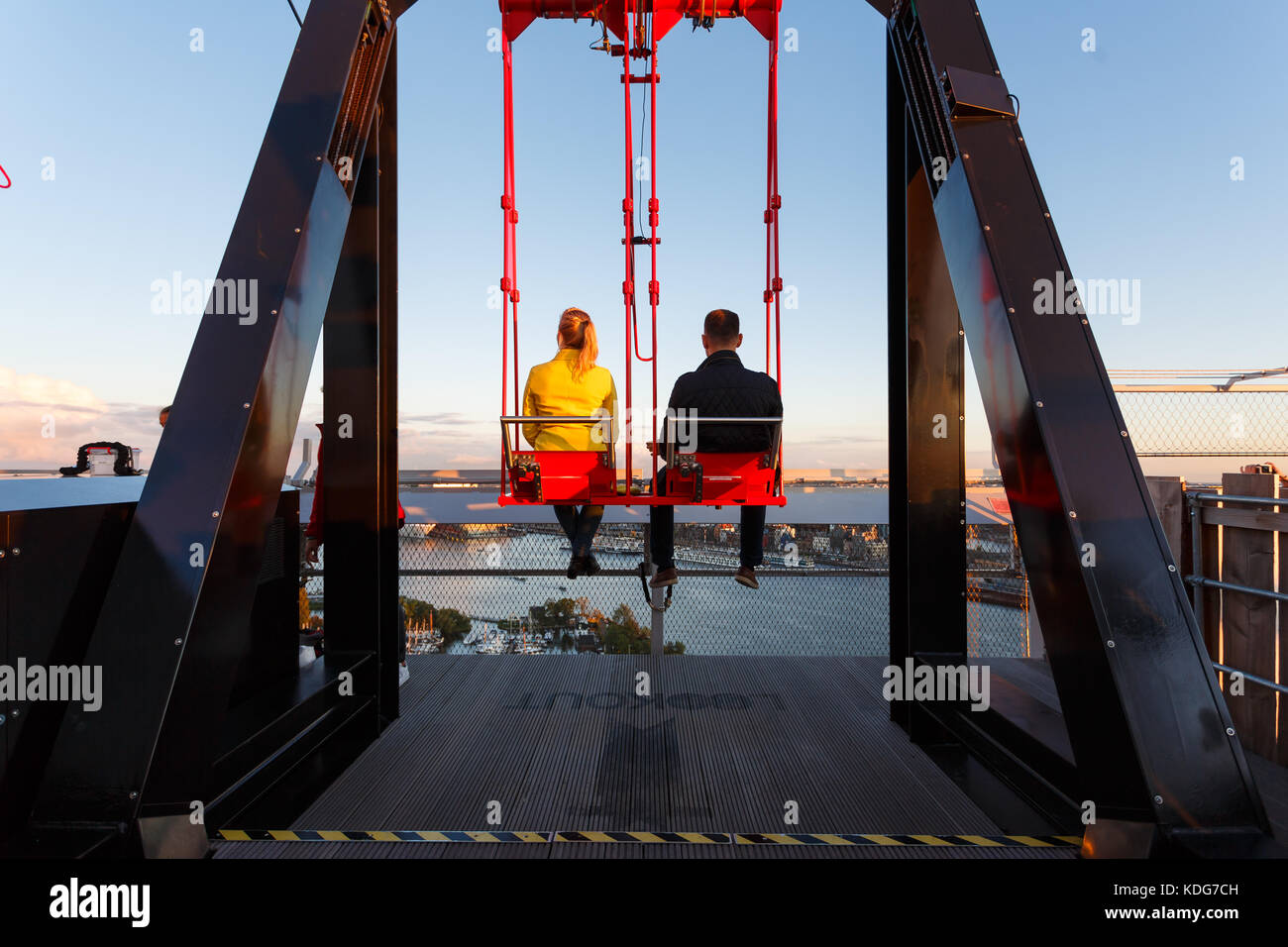 Amsterdam, Pays-Bas - 22 septembre 2017 : sur le swing sur le toit de la tour A'dam au coucher du soleil Banque D'Images