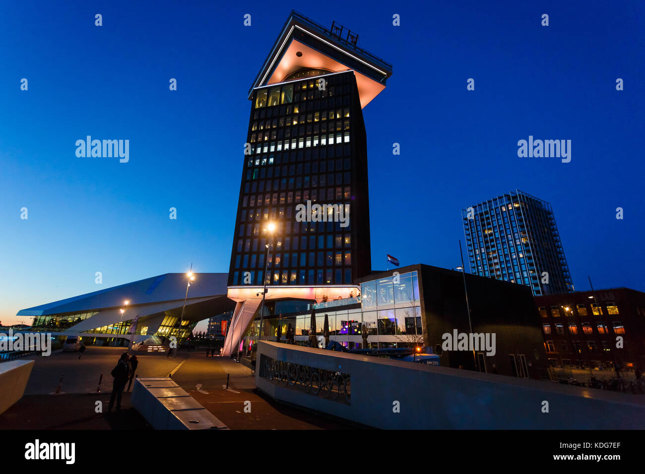 Amsterdam, Pays-Bas - 22 septembre 2017 : façade de l'A'dam tour d'observation au temps du soir Banque D'Images