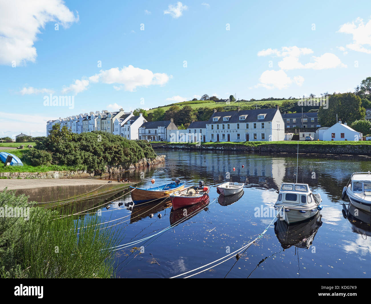 Cushendun et la rivière Dun sur la côte de Causeway le comté d'Antrim en Irlande du Nord Banque D'Images