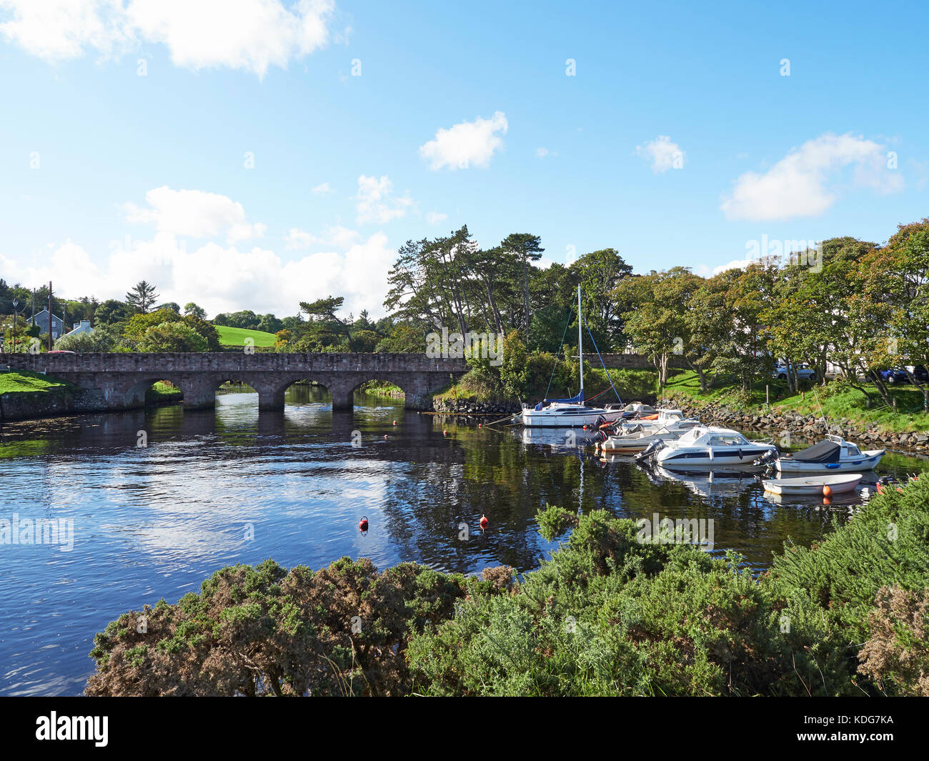 Cushendun et la rivière Dun sur la côte de Causeway le comté d'Antrim en Irlande du Nord Banque D'Images