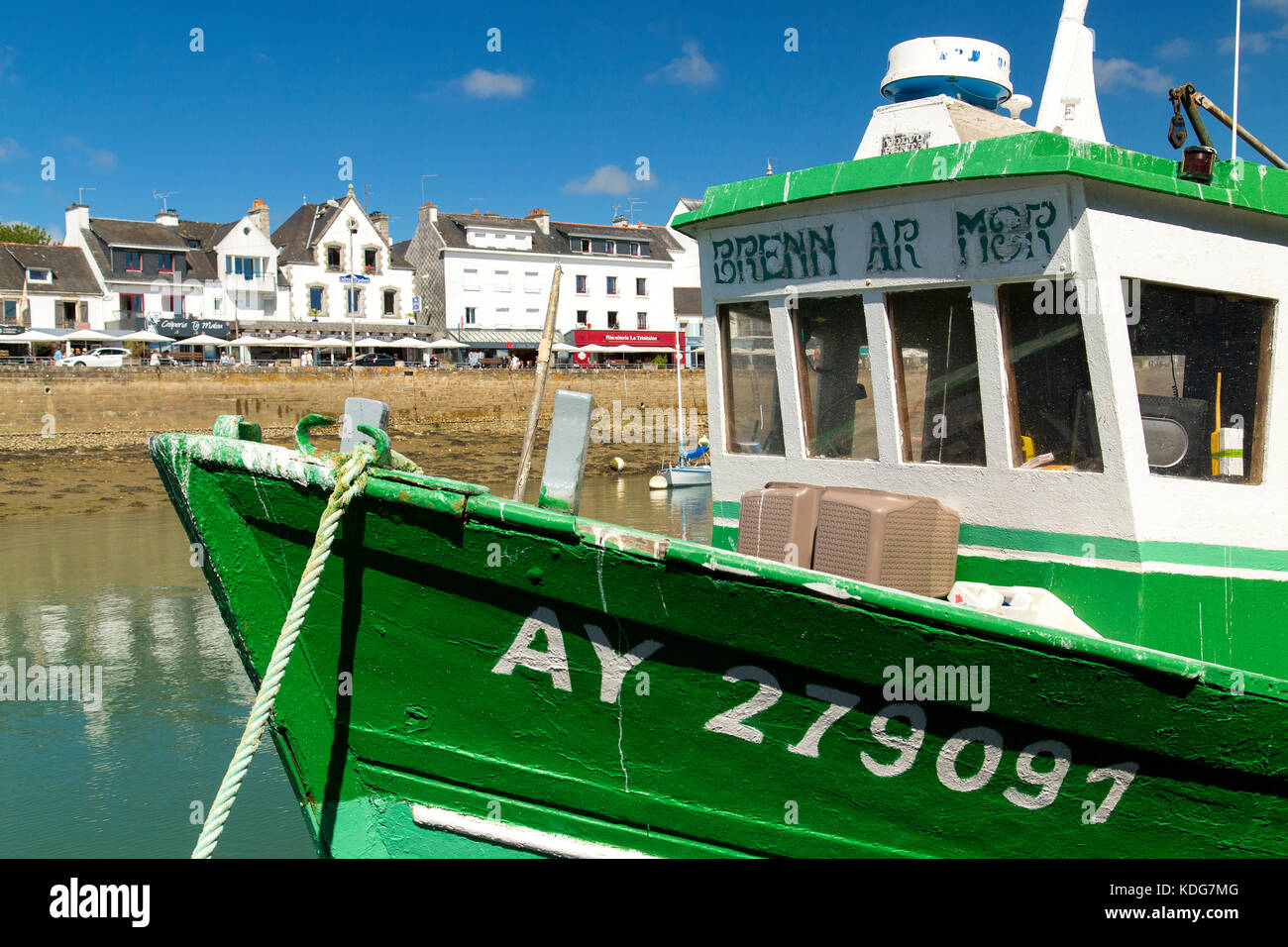 Bateau de pêche vert et blanc en Bretagne port. Banque D'Images
