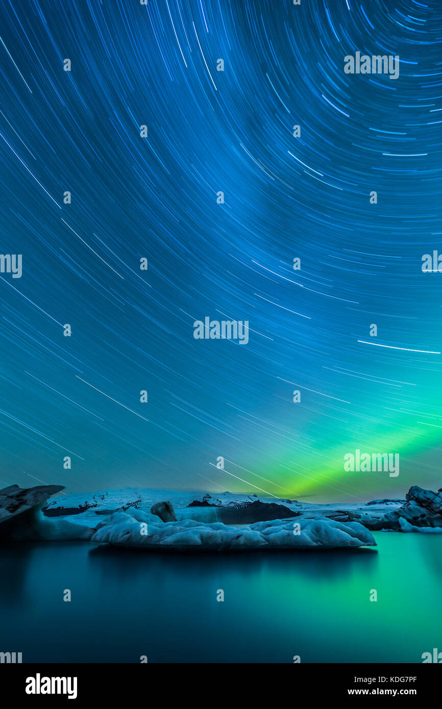 Une longue exposition de Jokulsarlon Glacial Lagoon avec Star trail et aurores boréales à Jokulsarlon Glacial Lagoon, Iceland Banque D'Images