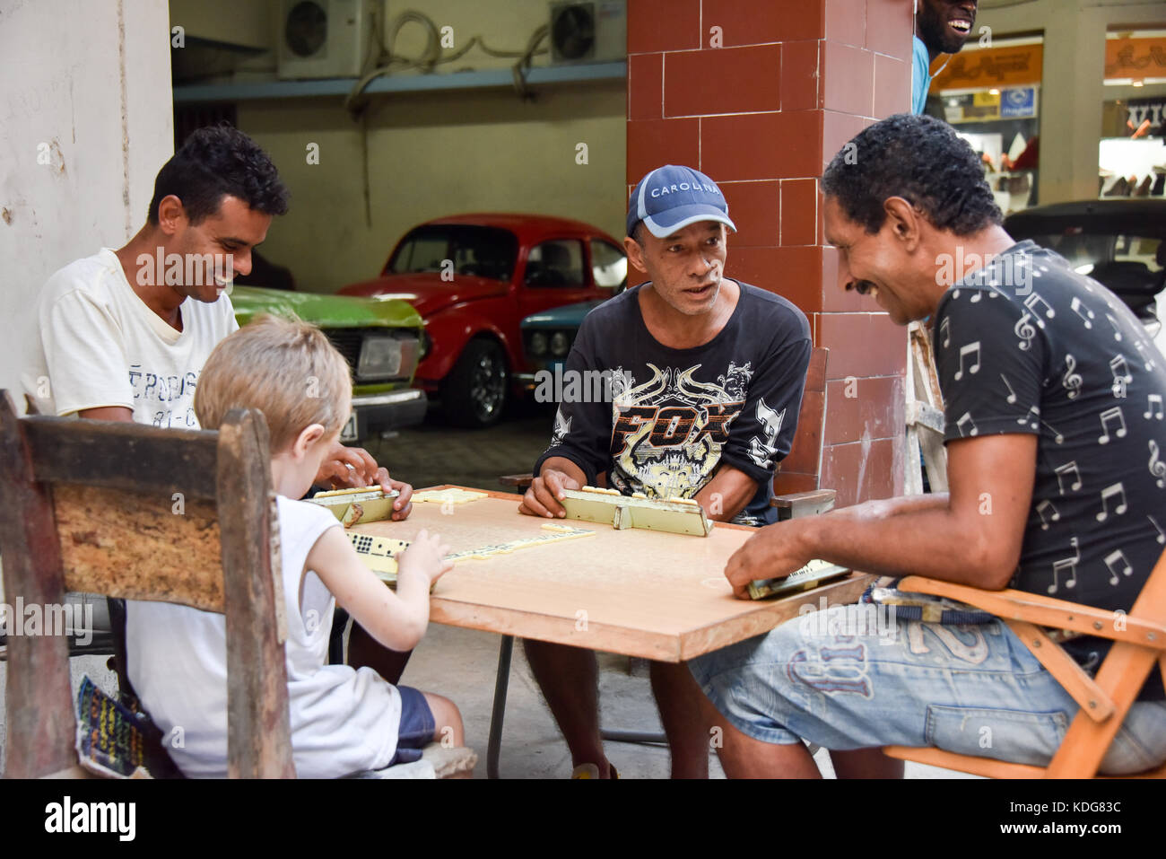 Les hommes jouent aux dominos Havana Vieja Cuba Banque D'Images