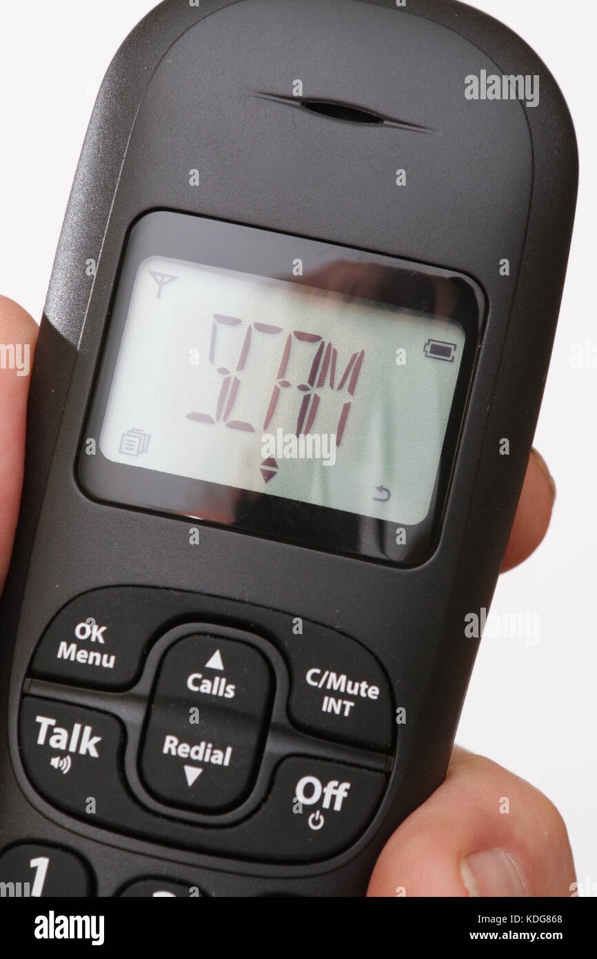 Téléphone avec écran affichant le mot arnaque Banque D'Images