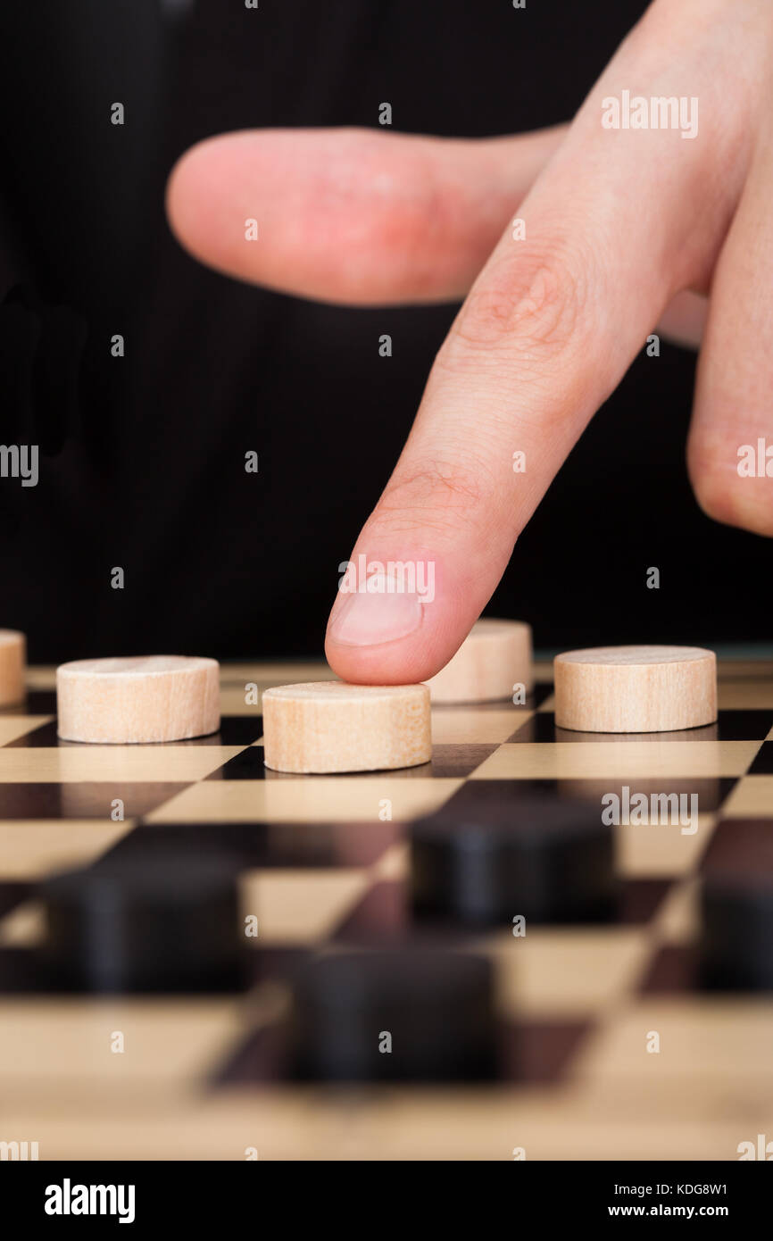 Close-up man playing checkers at office desk Banque D'Images